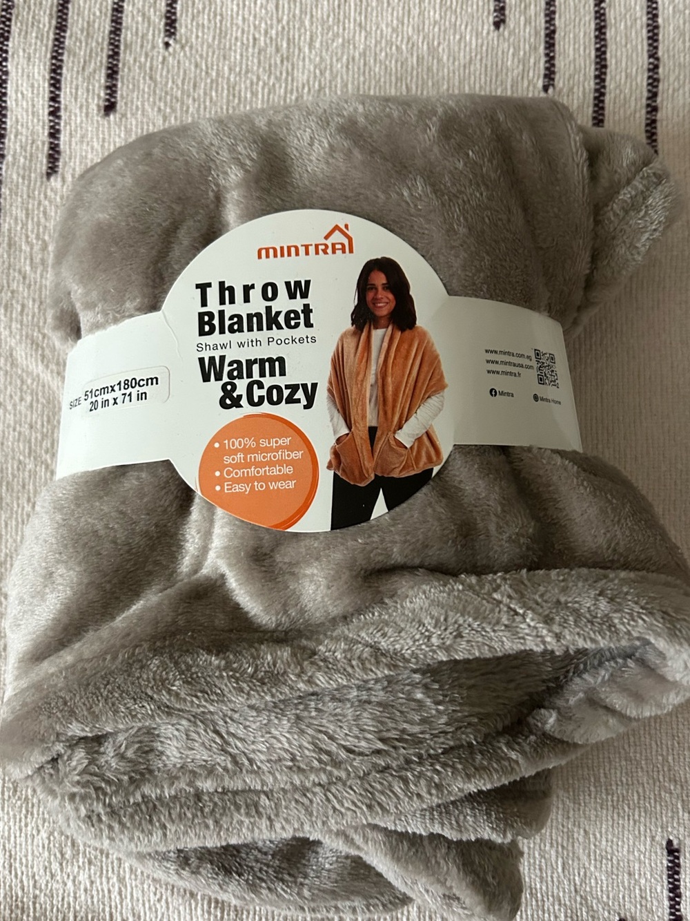 Mintra Plush Throw Blanket Shawl - mocha color Shawl with Pockets -Extra Soft